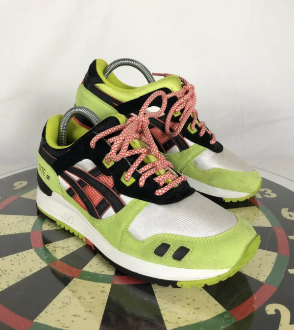 Sepatu sneakers dengan warna neon yang mencolok dan energik